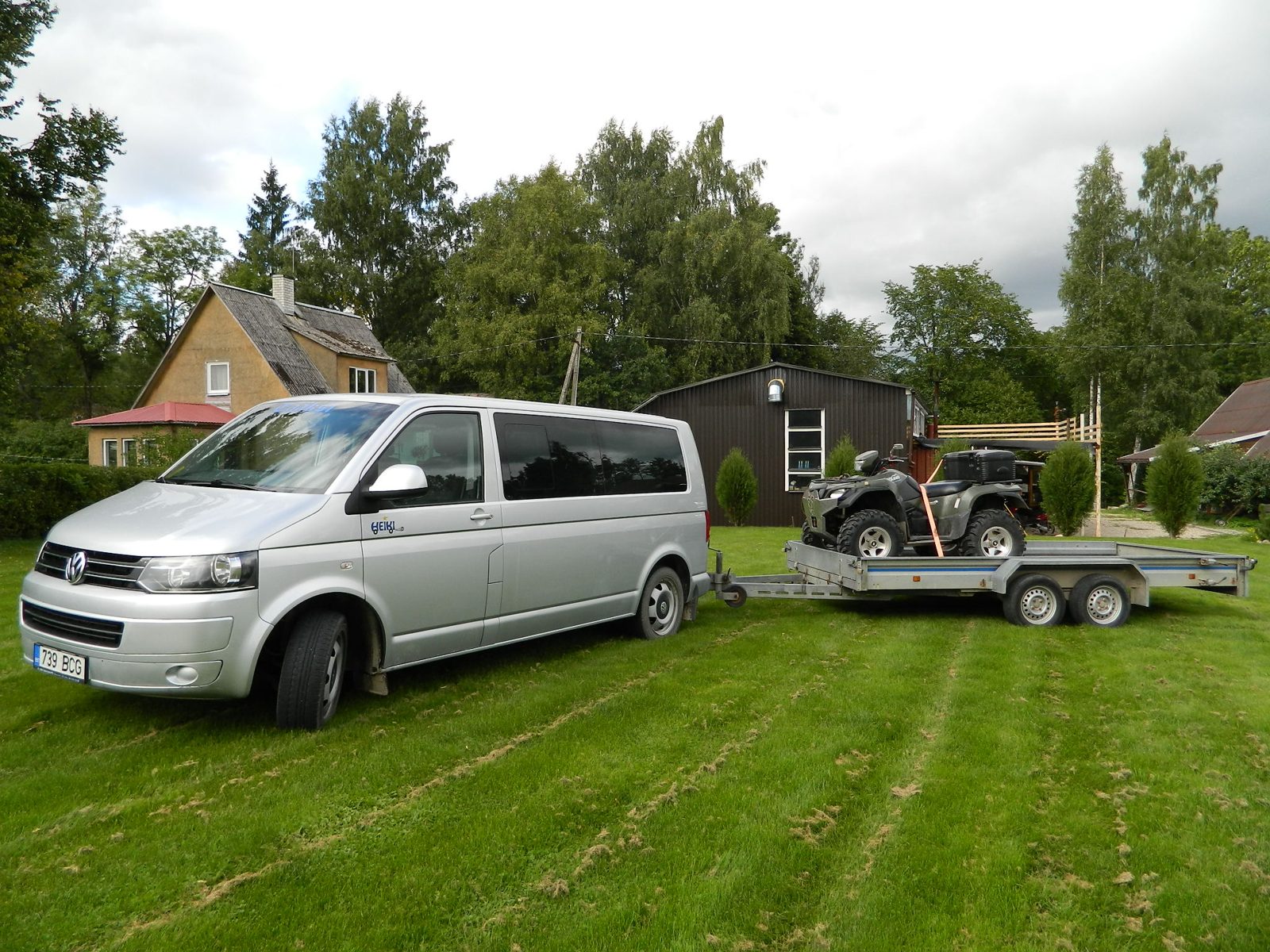 Veoauto koos haagisega maanteel
